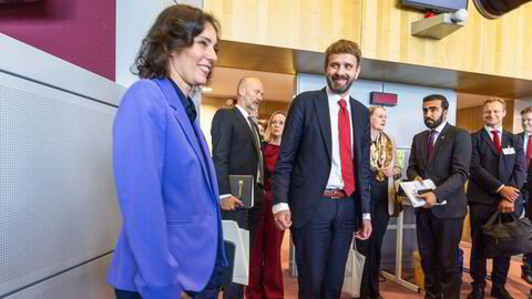 EU-kommisær Hadja Lahbib møter helse- og omsorgsminister Jan Christian Vestre (Ap) for forhandlinger i Brussel om Norges deltakelse i EUs helseunion. Norges ambassadør til EU, Anders Eide, statssekretær Usman Mushtaq og Norges ambassadør til Belgia, Jørn Gloslie, i bakgrunnen.