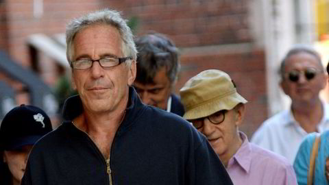 Jeffrey Epstein ser inn i kameraet på tur med Woody Allen og hans kone Soon Yi-Previn, som går like bak. Bak der igjen går nordmennene Håkon Gundersen og Terje Rød-Larsen, som er ute av fokus bakerst til høyre.