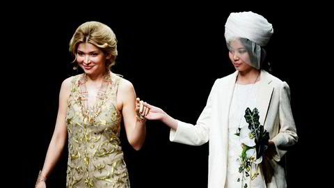 Svenske myndigheter har fått bevis for at det var presidentdatteren Gulnara Karimova (til venstre) som kontrollerte selskapet som fikk overført penger både fra Telia og delvis Telenor-eide Vimpelcom (nå Veon). Her med en modell under en fremvisning av en av hennes kleskolleksjoner.