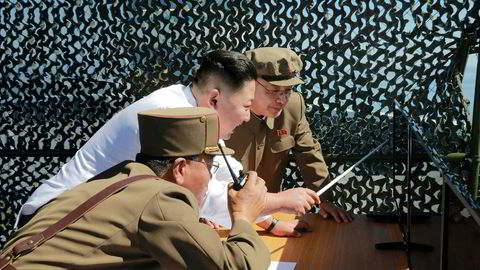 Representanter for Nord-Koreas leder Kim Jung Un kan være i Norge for å forhandle med USA og Kina. Her inspiserer Kim et rakettanlegg i hjemlandet.