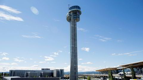 For tårn og drift av teknisk infrastruktur på lufthavnene har det vært en kostnadseffektivisering på 25 prosent fra 2014 til 2017. Prisene til flyselskapene er redusert, og vi har færre ansatte samtidig som vi har flere reisende enn noensinne, sier forfatteren.