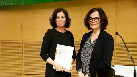 Barne- og likestillingsminister Solveig Horne (til venstre) mottok mandag forslag fra utvalgsleder Anne Lise Ellingsæter om endringer i støtten til barnefamiliene.