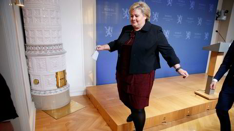 Ingen klare alternativer til å styre Norge hvis regjeringen går av. På bildet forlater statsminister Erna Solberg pressekonferansen denne uken der hun kommenterte den pågående budsjettprosessen
