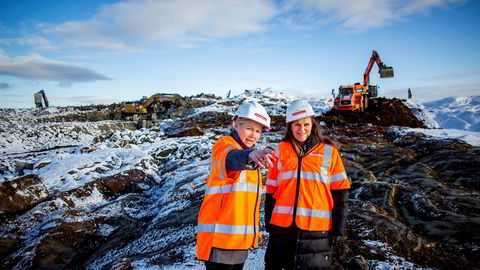 – Her planlegger vi å bygge Nordens største plastgjenvinningsanlegg, sier produktsjef Lisa Moen i Fortum til venstre og viser administrerende direktør i Grønt Punkt Norge as, Jaana Røine, området hvor fabrikken skal ligge.