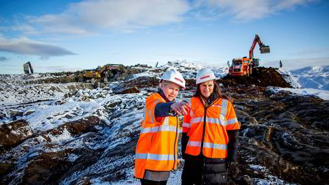 – Her planlegger vi å bygge Nordens største plastgjenvinningsanlegg, sier produktsjef Lisa Moen i Fortum til venstre og viser administrerende direktør i Grønt Punkt Norge as, Jaana Røine, området hvor fabrikken skal ligge.