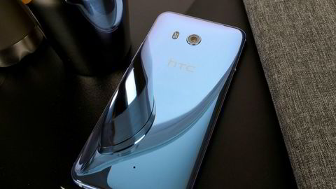HTC U11 har et bakdeksel laget av flere lag glass som endrer farge når lyset brytes i glasset.