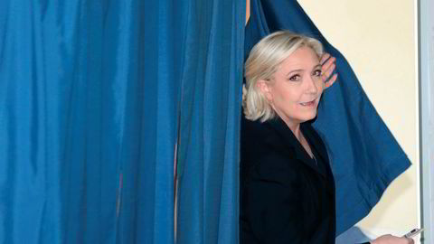 Nasjonal front-leder Marine Le Pen avla søndag sin stemme i et valglokale i Henin-Beaumont i Hauts-de-France nord i Frankrike.