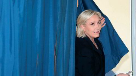 Nasjonal front-leder Marine Le Pen avla søndag sin stemme i et valglokale i Henin-Beaumont i Hauts-de-France nord i Frankrike.