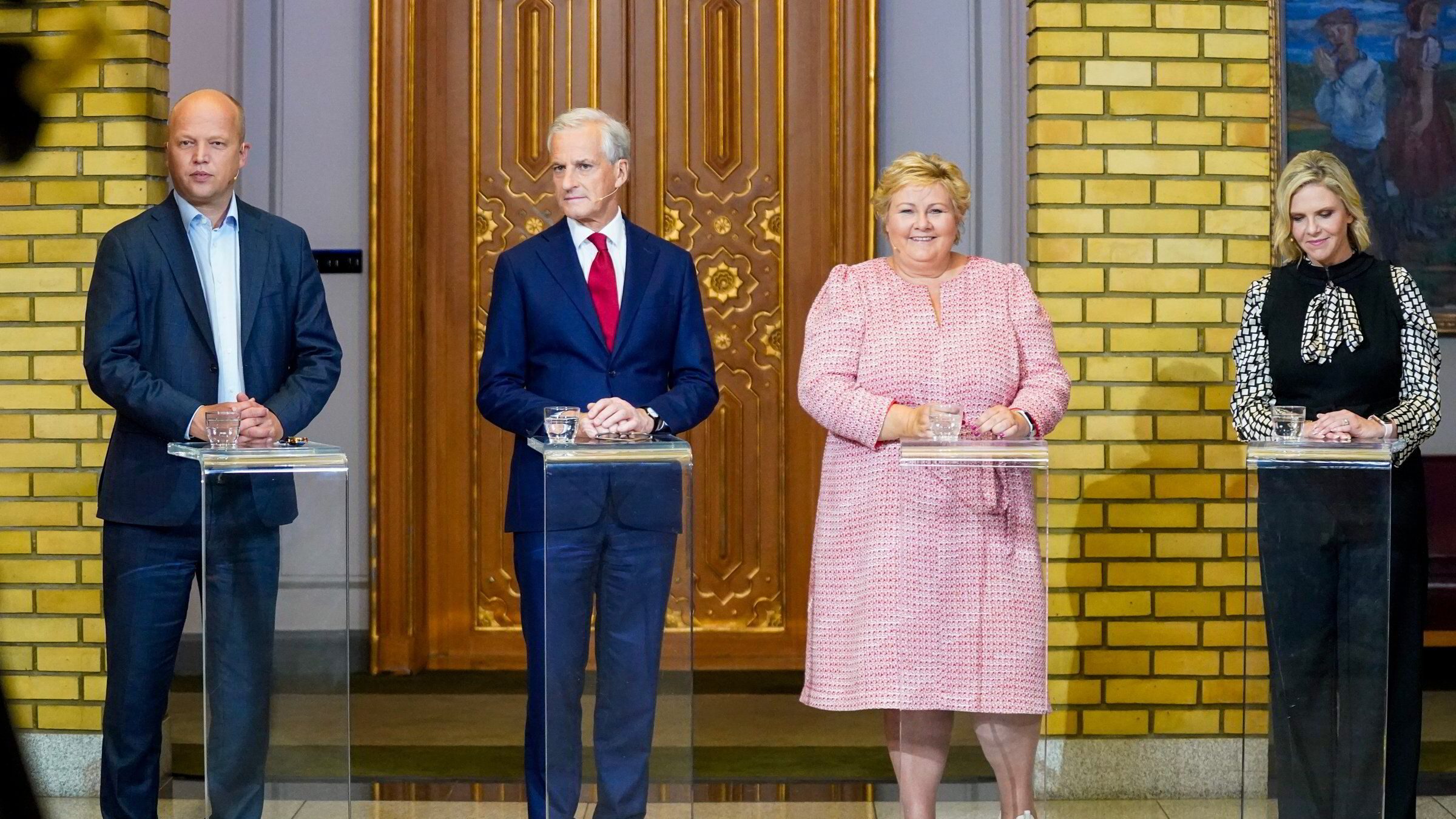 Hvem er det disse fire møter på bakrommet, men ikke vil at vi skal få vite om?