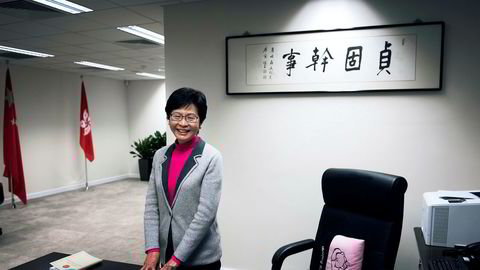 Politikeren Carrie Lam har flyttet inn i midlertidige kontorer i et høyhus i Central i Hong Kong etter at hun ble valgt til byens nye leder. 1. juli tar hun over residensen, og advarer unge demonstranter mot å bryte lov og orden.