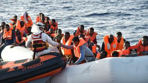 Straks en båtflyktning setter fot på et italiensk kystvaktskip, er hun under italiensk jurisdiksjon. Da kan hun ikke returneres gruppevis, men har krav på individuell behandling av sin asylsøknad med tolk, juridisk bistand, klagemulighet osv., skriver artikkelforfatteren.
