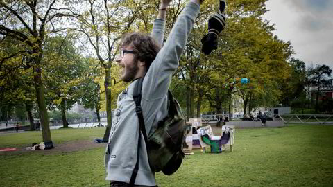 -De to er forferdelige kandidater på hver sin måte, sier Swan og kaster ball mot presidentkandidatene i en park i Paris.
