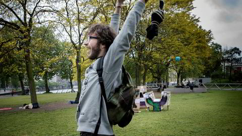 -De to er forferdelige kandidater på hver sin måte, sier Swan og kaster ball mot presidentkandidatene i en park i Paris.