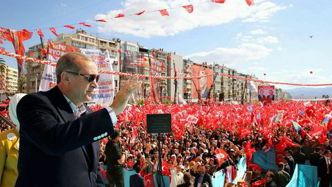 Tyrkias president Recep Tayyip Erdogan hilder på tilhengere under et valgkamparrangement i Izmir i Tyrkia søndag.