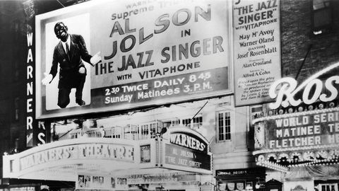 Synkronisert. Audun Moldes bok får frem gjen­kjennelige utviklingstrekk i pop gjennom historien. Her fra Warners’ Theatre i New York, 6. oktober 1927, før premieren på den første synkroniserte lydfilmen, «The Jazz Singer». Lyden ble presentert gjennom en vitaphone – med super­stjerne Al ­Jolson i blackface og det hele.