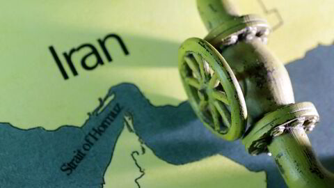 Iran har truet med å blokkere Hormuzstredet, som ligger mellom Oman og Iran og forbinder Persiabukten med Indiahavet. Stredet er den viktigste åren for transport av olje fra Persiabukten til omverdenen.