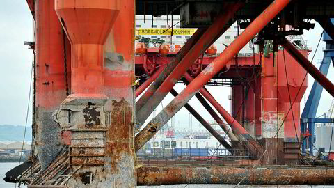De fleste av Fred. Olsen Energys rigger er uten arbeid. Her ligger Borgny Dolphin og Borgholm Dolphin ved kai ved Titanic-verftet Harland & Wolff i Belfast.