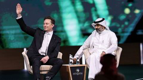 Tirsdag deltok Tesla-sjef Elon Musk på investeringsforum i Riyadh. Her er han med Abdullah Alswaha, Saudi-Arabias minister for kommunikasjon og teknologi.