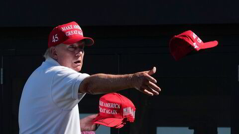 Donald Trumps gaver til Jonas Gahr Støre ble ikke delt ut på denne måten da den norske delegasjonen var i Det hvite hus. Men presidenten insisterte på å gi dem blant annet capser.