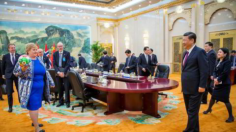 Statsminister Erna Solberg ledet en stor norsk delegasjon til Kina i fjor vår. Hun avsluttet besøket med å møte president Xi Jinping i Folkets store hall i Beijing.