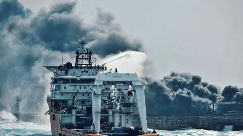 En kinesisk brannslukkingsbåt forsøker å slukke brannen i oljetankeren Sanchi. Skipet har nå stått i brann i seks dager etter at det kolliderte med et kinesisk lasteskip lørdag forrige uke.
