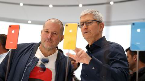 Apples tidligere designsjef Jony Ive (til venstre) skal jobbe sammen med OpenAI. Her er han sammen med Apple-sjef Tim Cook fra et arrangement i 2018.