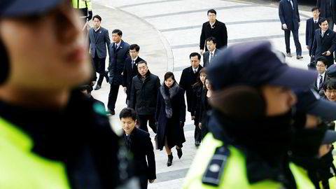 Nord-Korea stiller med en stor kunstnerisk delegasjon under vinter-OL i februar. Lederen Hyon Song-wol, i midten, ankom Seoul søndag og fikk mye oppmerksomhet i sørkoreansk media.