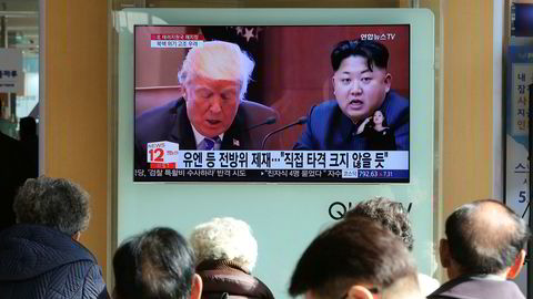 USAs president Donald Trump har besluttet å føre Nord-Korea opp på en liste over stater som finansierer terrorisme. Det skaper sinne i Pyongyang. Bildet er fra en nyhetssending på en fjernsynsskjerm på en jernbanestasjon i Sør-Koreas hovedstad Seoul.