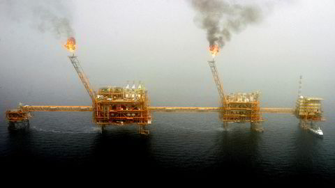 Flere nyheter har preget oljeprisen mandag, som har svingt mellom 48 og 49 dollar fatet. Bildet viser oljeplattformer i Soroush i den persiske gulfen sør for Teheran i Iran.