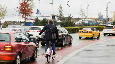 Det beste forebyggende tiltaket for å redusere farlige situasjoner er adskilte og sammenhengende sykkelstier, skriver artikkelforfatterne.