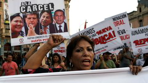 Protester i Perus hovedstad Lima denne uken. Demonstrantene krever at tre tidligere presidenter fengsles for korrupsjon i forbindelse med Odebrecht-skandalen.