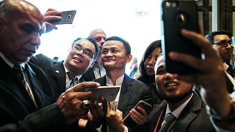 Alibaba-grunnlegger Jack Ma (i midten) må konstatere at «lillebror» har passert hans selskap i børsverdi.