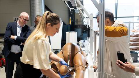 I Stavanger var ledere fra Laerdal Medical, Stokke og Ekornes samlet for å diskutere handelskrigen. Her får deltagerne se Laerdal Medicals nye fødselsdukke som brukes til opplæring over hele verden.