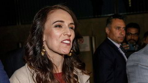 New Zealands statsminister Jacinda Ardern ankommer Labours valgvake.