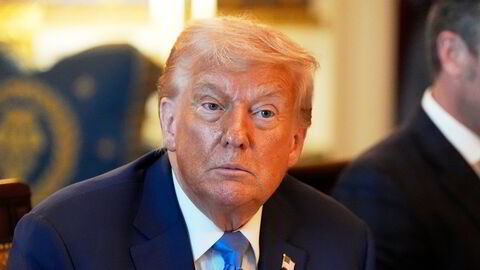 President Donald Trump la lørdag ut tollbrev til Mexico og EU på Truth Social. Han advarte om enda høyere tollsatser dersom motpartene svarer med økte tollsatser på amerikanske varer. Her avbildet under et møte med Benjamin Netanyahu i Det hvite hus på mandag.
