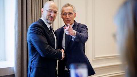 Jens Stoltenberg (til høyre), møter statsministeren i Ukraina Denys Sjmyhal, da de begge er i Chamber of Commerce i USA.