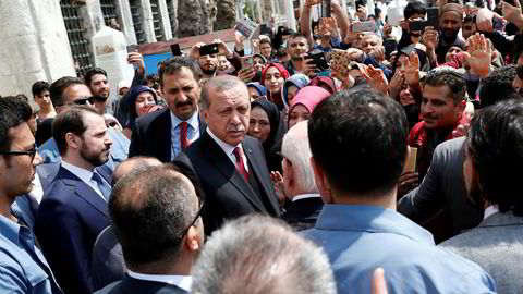 Tyrkias president Recep Tayyip Erdogan utenfor moskeen Eyup Sultan i Istanbul i Tyrkia.