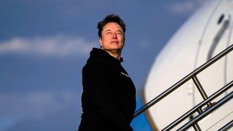 Tesla-sjef Elon Musk går om bord Air Force One i New Jersey i mars.