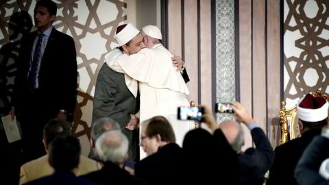 Da pave Frans møtte stor-imam Ahmed el-Tayeb i Egypt, brukte han også sin kjente «bear-hug». Bildet sier mer enn ord; jeg er slett ikke sikker på om imamen likte dette, men paven slo til.