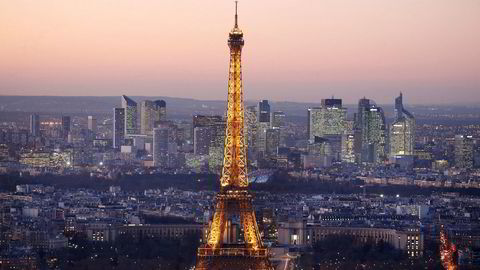 Businessdistriktet La Defense i Paris, her i bakgrunnen av Eiffeltårnet.
