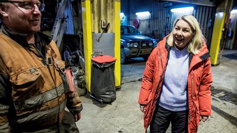 Næringsminister Monica Mæland besøkte Gruve 7 på Svalbard i forbindelse med regjeringens planer om å legge ned driften i Svea og Lunckefjell. Her snakker hun med formann Roger Jensen. Politikere i andre land har betydelig større utfordringer med kull.