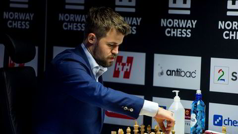 Magnus Carlsen spiller mot Levon Aronian under Norway Chess 2020.