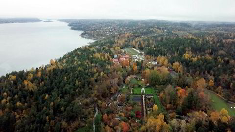 Petter Olsens Ramme Gård i Hvitsten i Akershus, med både hotell, museum og galleri, har kostet over milliarden og er seks år forsinket. Planen er å åpne i mai neste år.