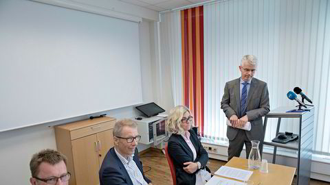 Morten Holmboe (fra venstre), Finn Eide, Liv Synnøve Taraldsrud og Økokrim-sjef Trond Eirik Schea da utvalget etter Transocean-saken la frem sin rapport hos Riksadvokaten i Oslo.