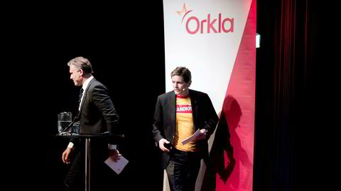 Etter et internt veddemål om veksten til markedslederen innen pizza, måtte Orklas konsernsjef Peter Ruzicka stille i Grandiosa-skjorte under fremleggingen av kvartalstallene torsdag. Til venstre går Jens Bjørn Staff, konserndirektør for økonomi og finans.