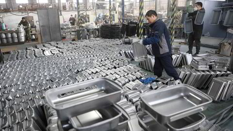 For en måned siden ble kinesisk import ilagt en ti prosent straffetoll fra USA. Nå kommer ytterligere ti prosent fra tirsdag. I neste uke ilegges alle stål- og aluminiumsprodukter fra hele verden en egen straffetoll. Her fra en kinesisk fabrikk i Hangzhou