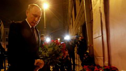 President Vladimir Putin legger ned blomster utenfor metrostasjonen i St. Petersburg som ble rammet av bombeangrep mandag.