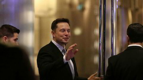 SpaceX-sjef Elon Musk skal sende to personer rundt månen.