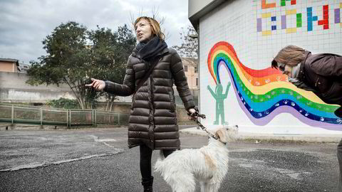 Daniela de Rose (55) fra bydelen Trastevere i Roma har fått nok av statsminister Matteo Renzi og stemmer derfor nei i folkeavstemningen om grunnlovsendringer søndag. Hunden Muttley hilser på nabo Giuliana.