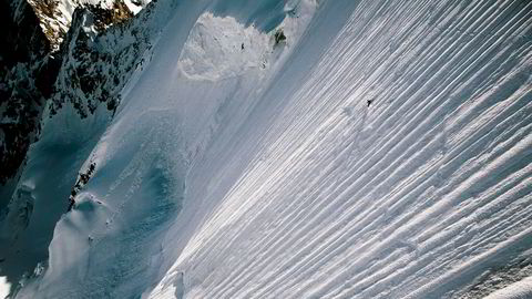 Her suser sveitseren Jèrèmie Heitz (27) ned Obergabelhorn (4063 m.o.h.), en av de mest krevende toppene i Alpene. Han blir liten i den massive fjellsiden, men anser sjansene for snøskred som liten, fordi fjellet er for bratt til at det bygger seg opp nok snø.